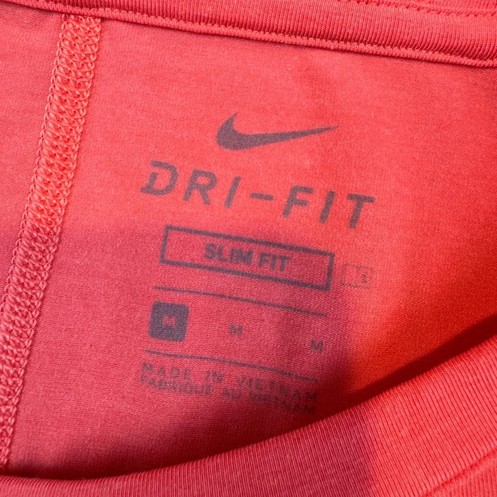 Nike Dri-FIT Slim Fit Training Shirt Mens Medium Coral Red Short Sleeve Yoga Tee